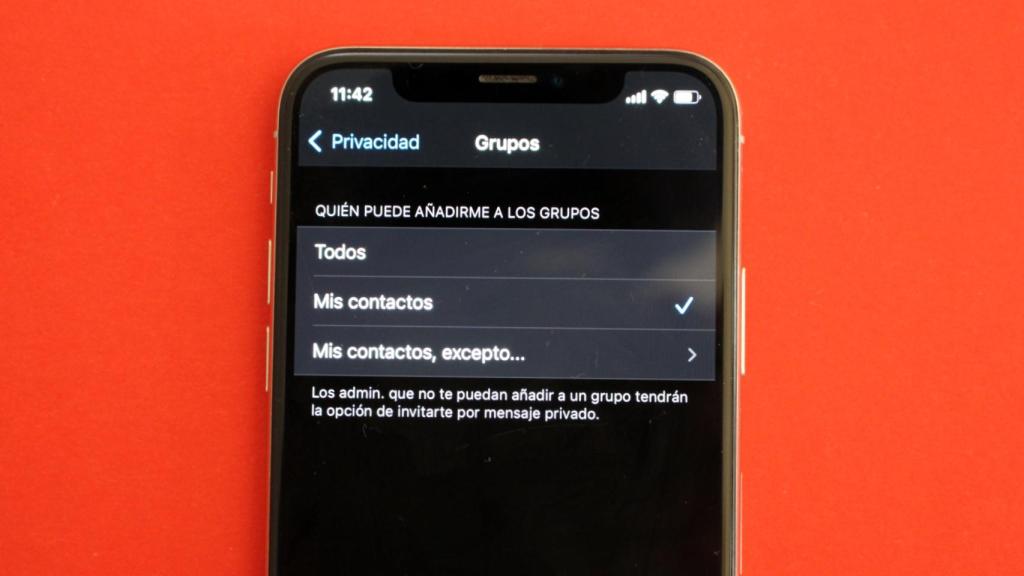 WhatsApp permite escoger quién puede añadir un contacto a los grupos.