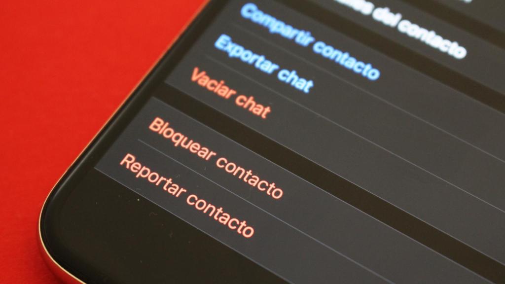 WhatsApp permite bloquear y reportar contactos.