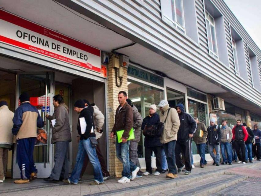 Cola en una oficina de empleo del INEM.