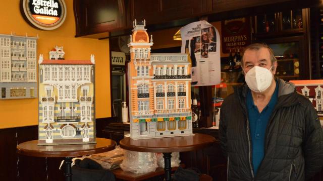 Carlos Macías en La Galera junto a dos de sus maquetas.