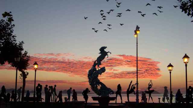 El Monumento a los caballos en la playa de Samil.