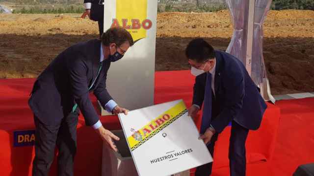 EL presidente de la Xunta junto a Yong Wuang, miembro del consejo de administración de Albo.