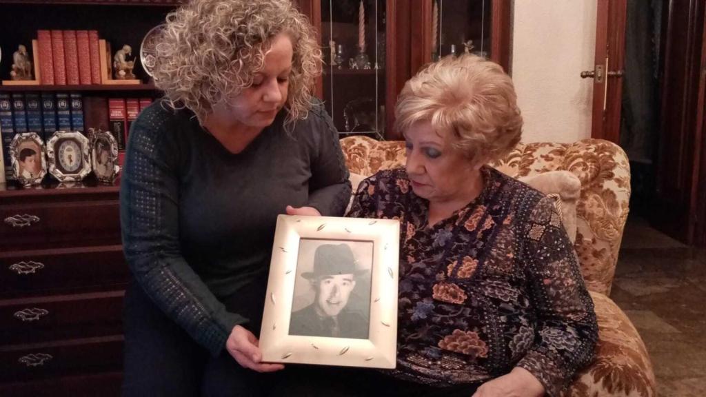 Isabel y su madre, Pepi, con el retrato de su antepasado Diego Noguera Ortega, natural de Cartagena, barbero en el Cánovas del Castillo.