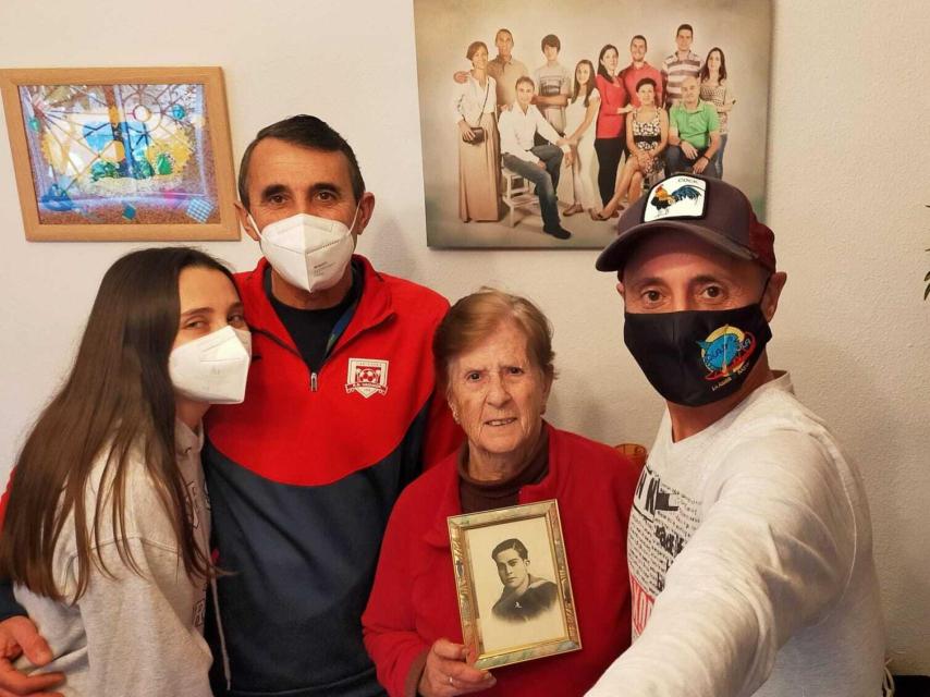 Celia, Fulgencio, María y Antonio con la foto de su antepasado Antonio Inglés Andreu, marinero fogonero natural de Cartagena.