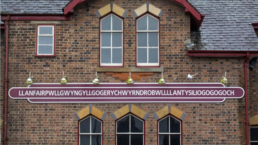 Llanfairpwllgwyngyllgogerychwyrndrobwllllantysiliogogogoch