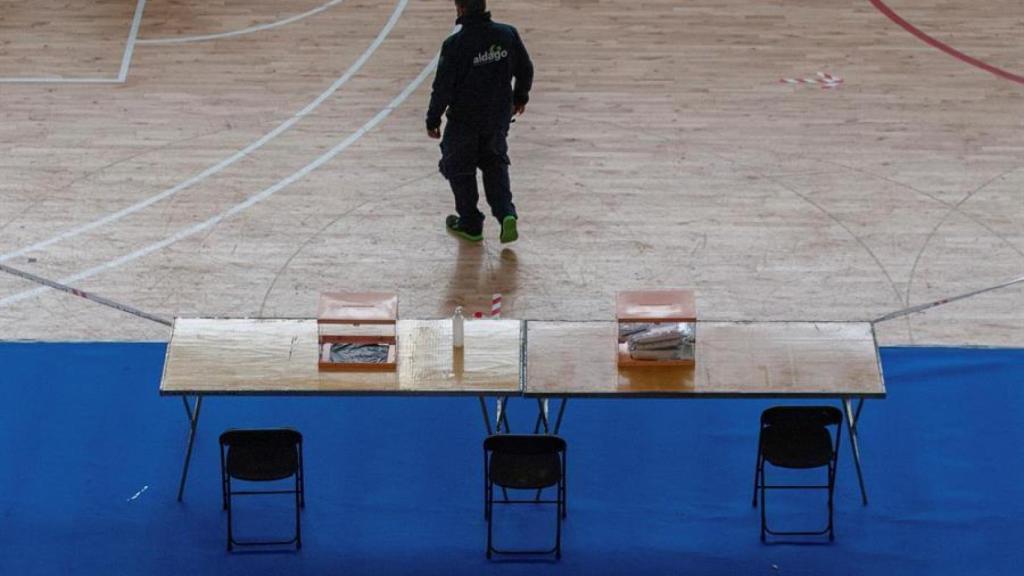 Preparativos en un colegio electoral.