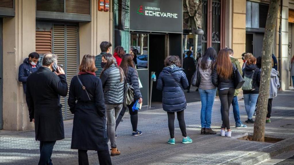 Varias personas hacen cola para hacerse una prueba PCR.