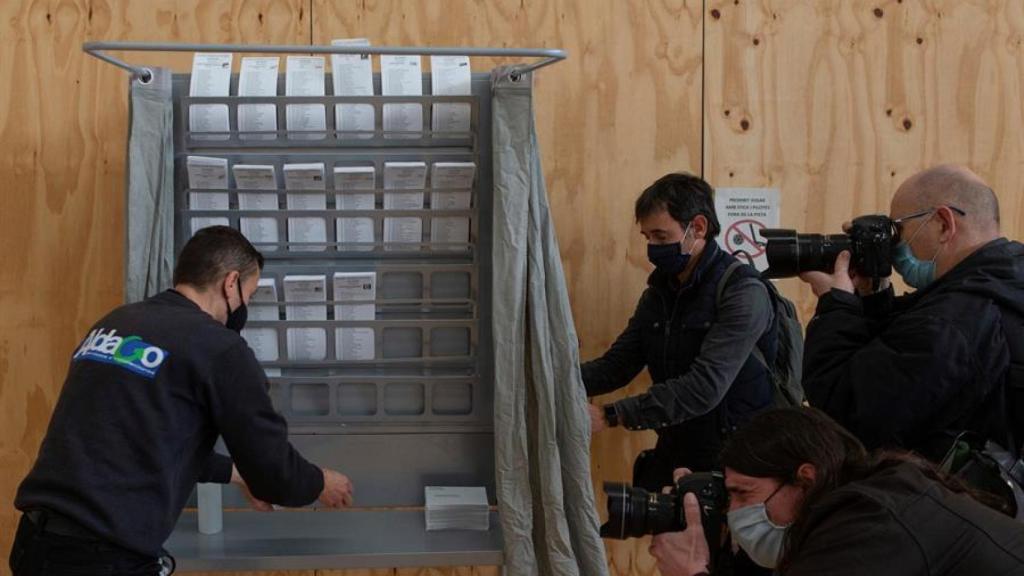 Preparativos en un colegio electoral.