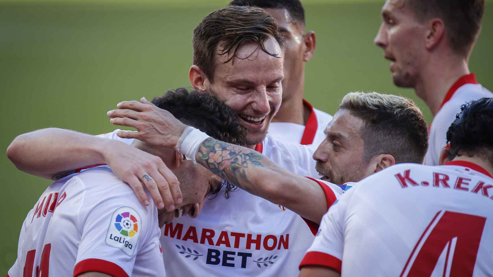 Rakitic y Munir celebran el gol del Sevilla