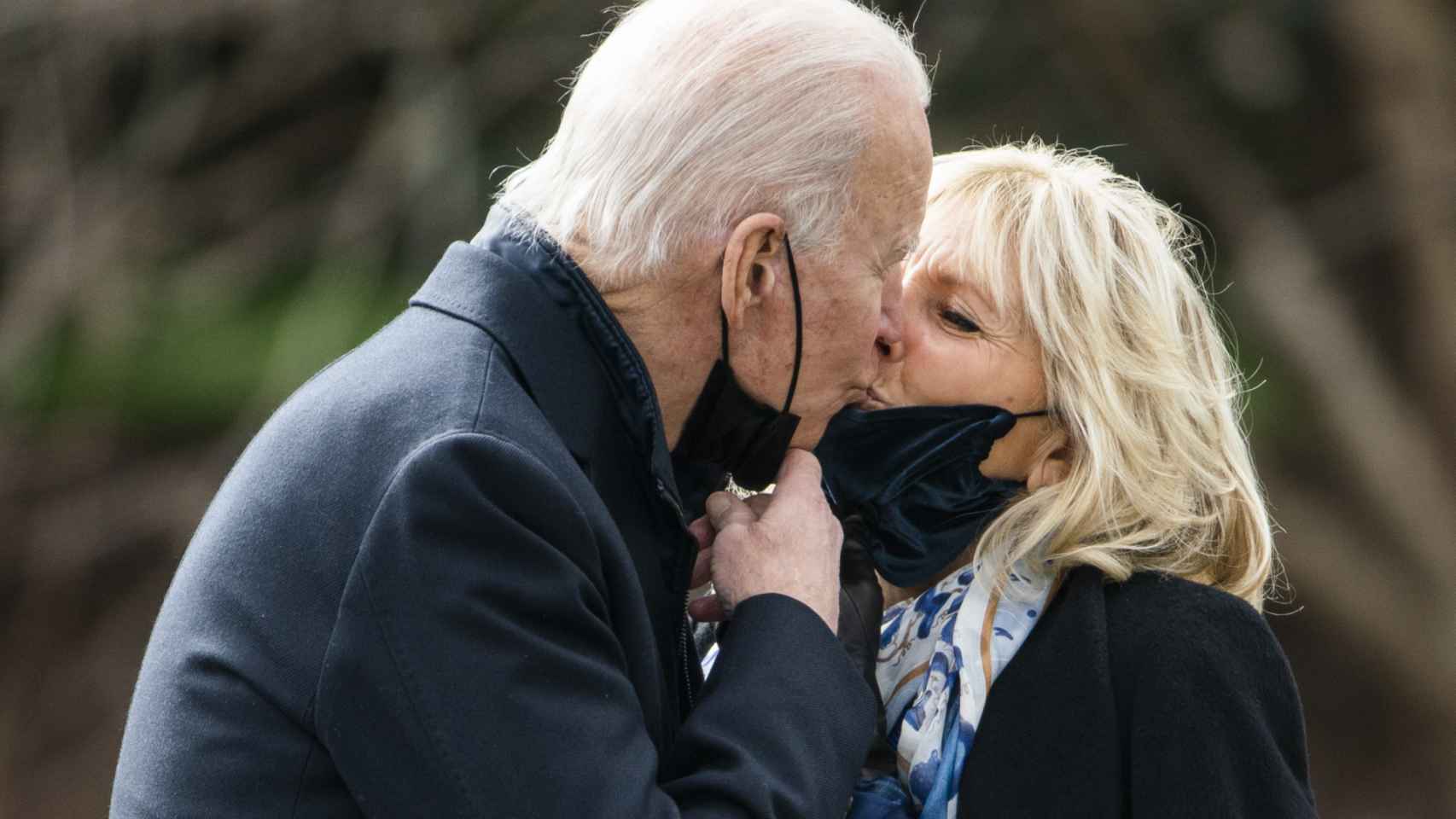 Joe y Jill Biden, en una romántica imagen captada en Washington.