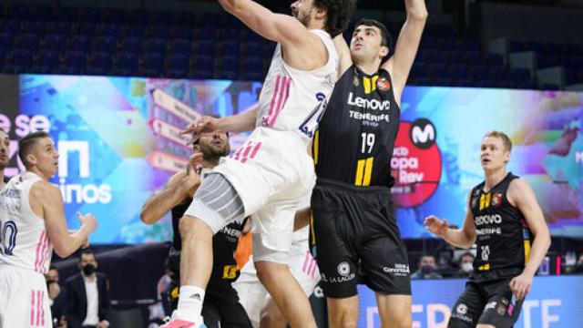 Llull entrando a canasta ante Tenerife