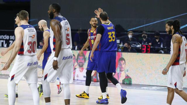 Mirotic y Hanga celebran una canasta del Barça ante Baskonia