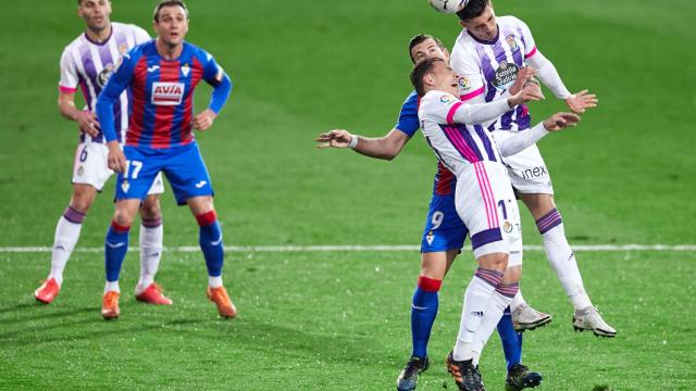 Eibar y Valladolid pelean un balón alto