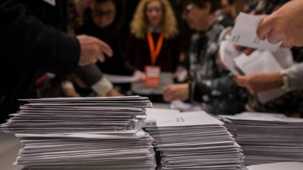 Imagen de archivo del recuento de votos en una mesa electoral.