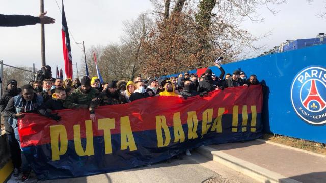 La pancarta con la que se han presentado los ultras del PSG antes del viaje a Barcelona. Foto: Twitter (@psgcommunity_)