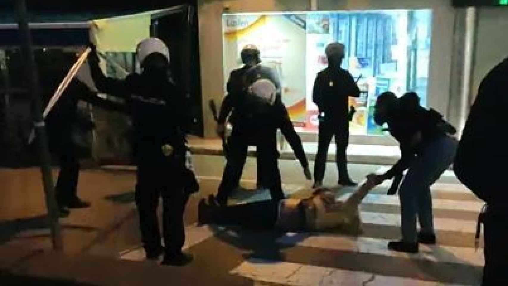 Policías nacionales detienen a una persona durante las protestas.