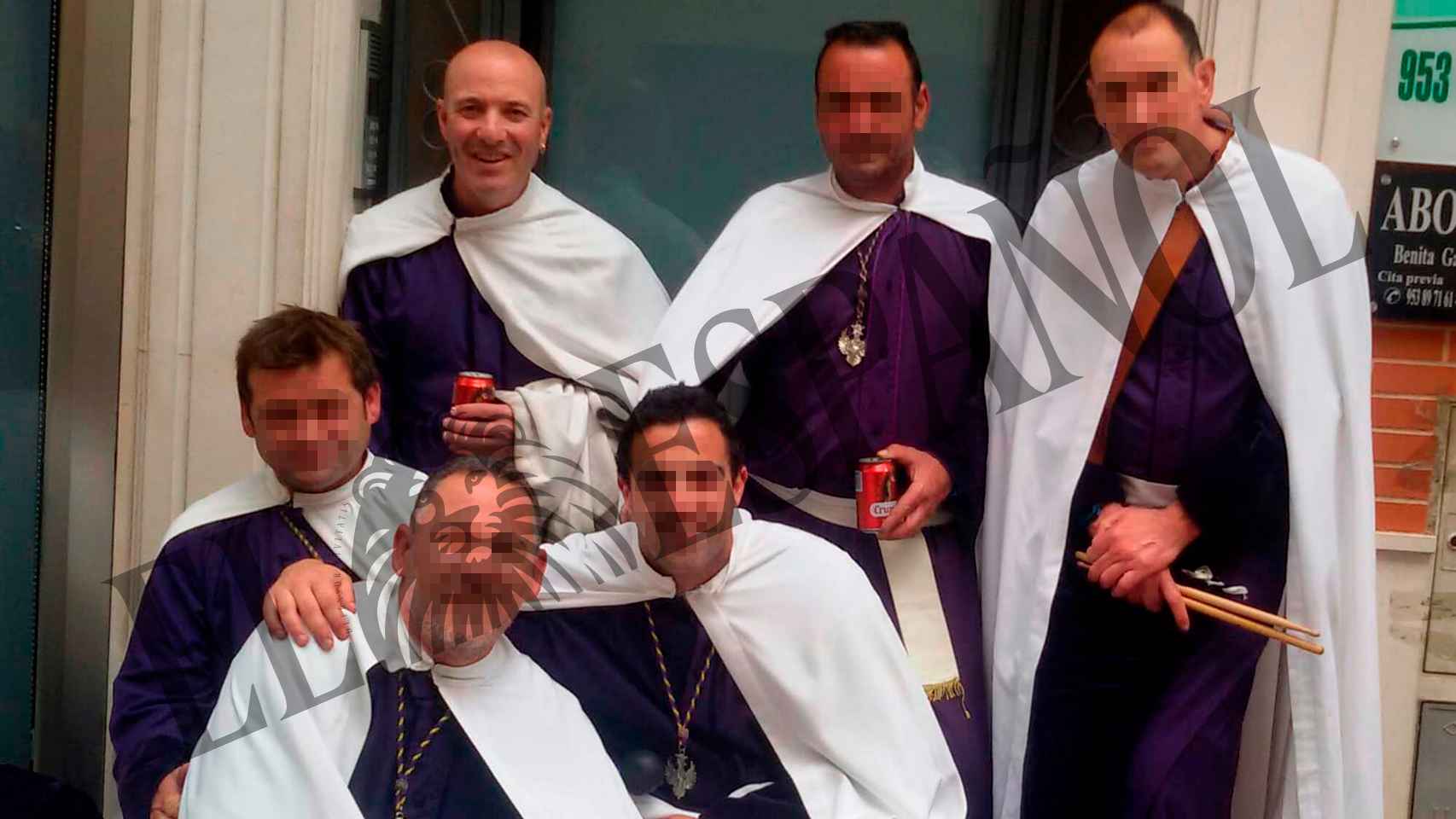 Carlos (primero izquierda) en la Semana Santa de Linares.
