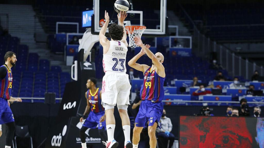 Sergio Llull lanzando un triple ante el Barcelona