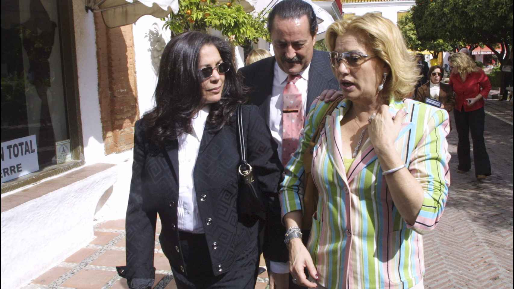 Isabel Pantoja, Julián Muñoz y Maite Zaldívar, en las calles de Marbella en 2003.