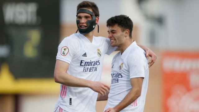 Hugo Duro y Latasa celebran un gol del Castilla