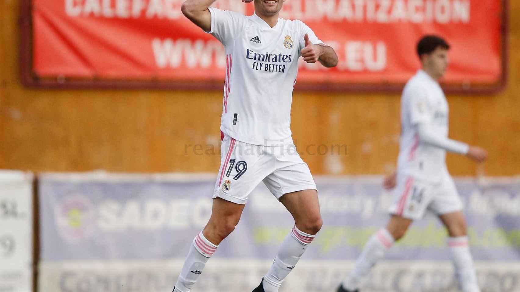 Celebración de Hugo Duro de su gol con el Real Madrid Castilla al Navalcarnero