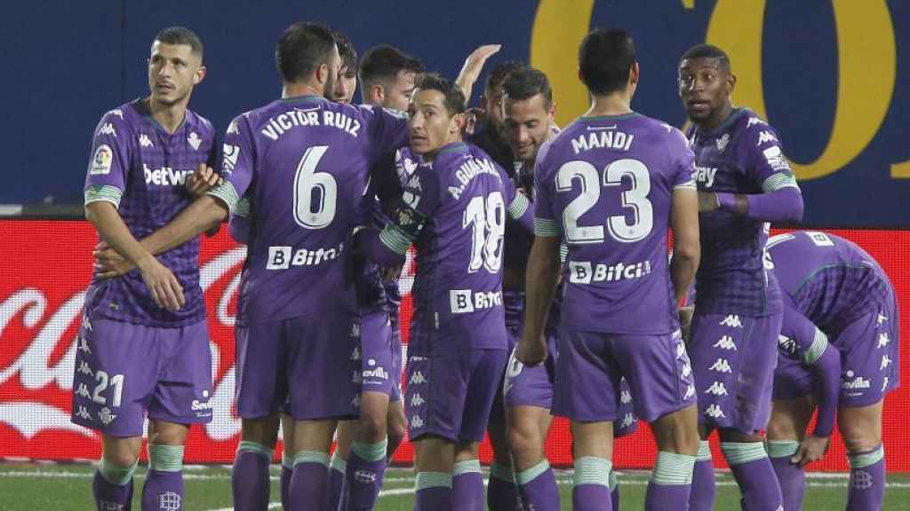 Piña de los jugadores del Betis para celebrar un gol ante el Villarreal