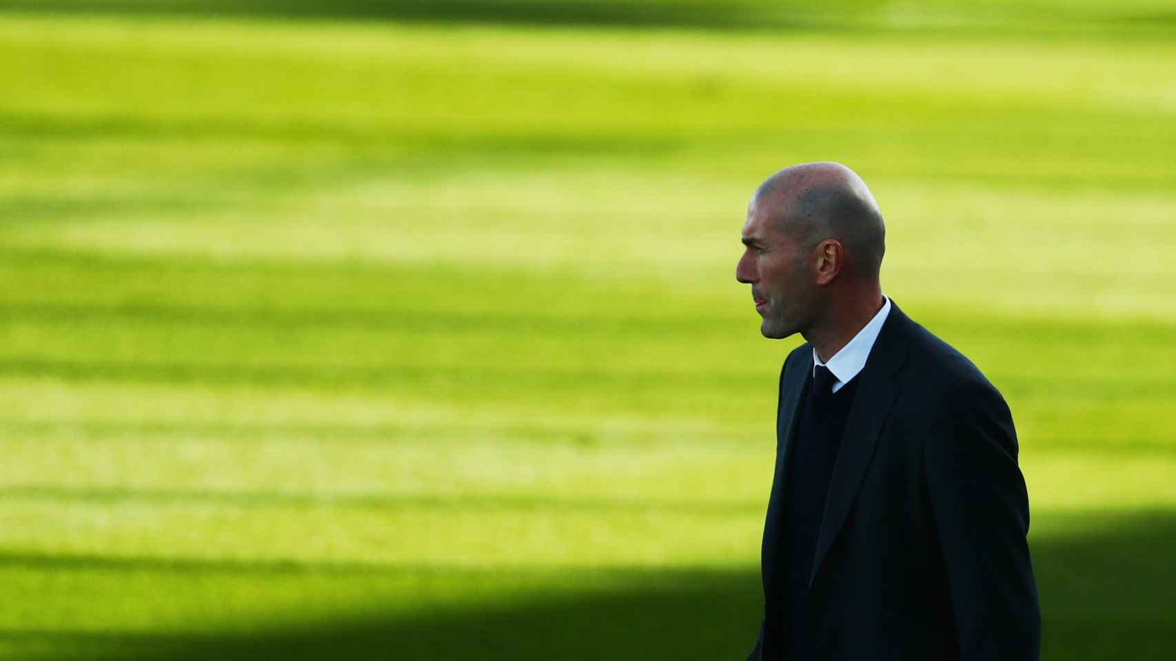 Zidane da órdenes a los jugadores del Real Madrid desde la banda del Alfredo Di Stéfano