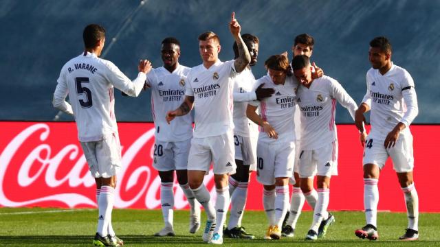 Toni Kroos celebra su gol al Valencia con sus compañeros del Real Madrid