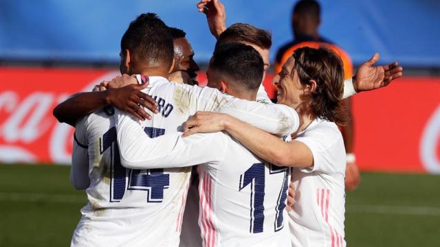 Piña de los jugadores del Real Madrid para celebrar el gol de Toni Kroos