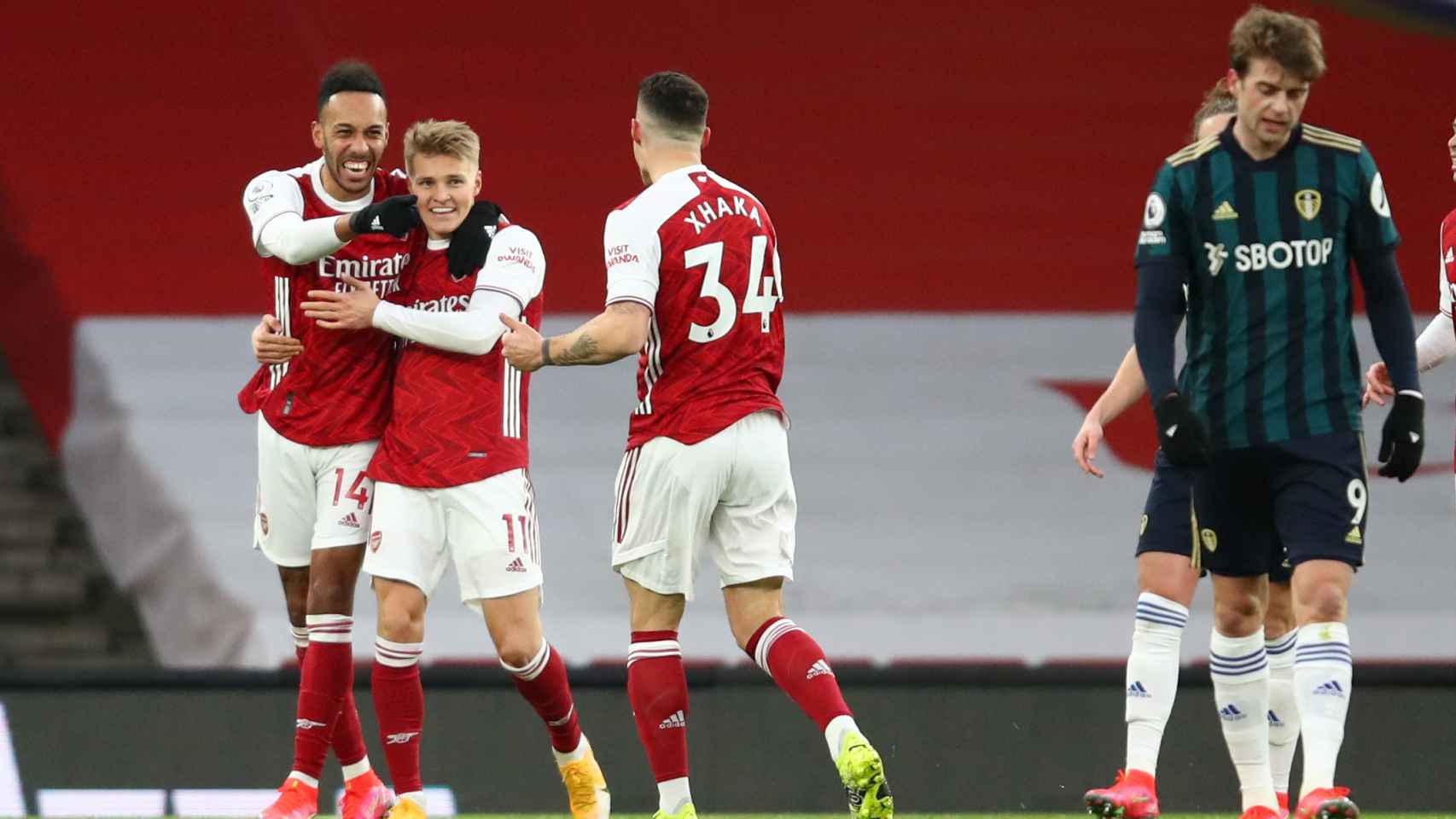 Odegaard celebra con sus compañeros un gol del Arsenal