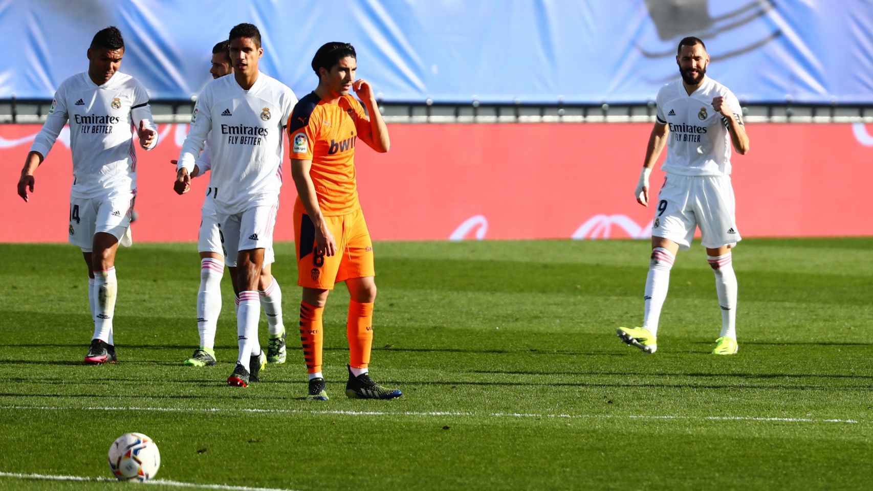 Karim Benzema celebra su gol ante el Valencia