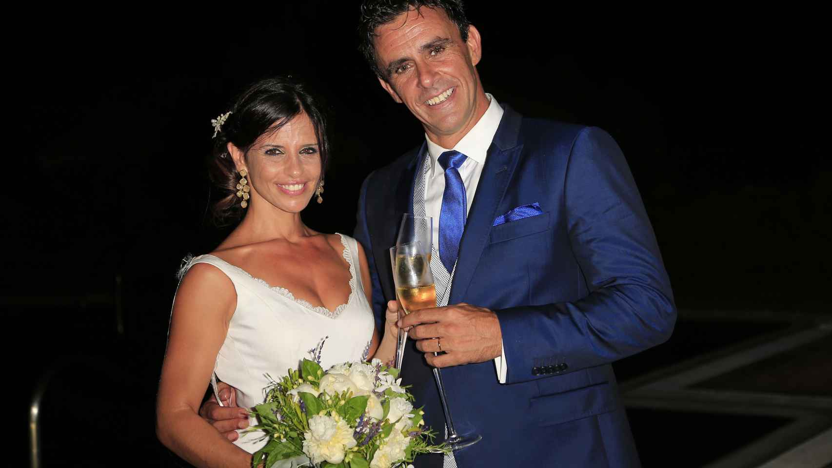 Alonso junto a su mujer, Angélica Delgado, en una foto de su boda, en 2015.