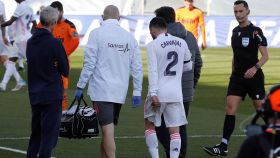 Dani Carvajal se retira lesionado del Estadio Alfredo Di Stéfano