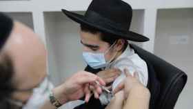 Un judío ultraortodoxo recibiendo la vacuna de la Covid-19.