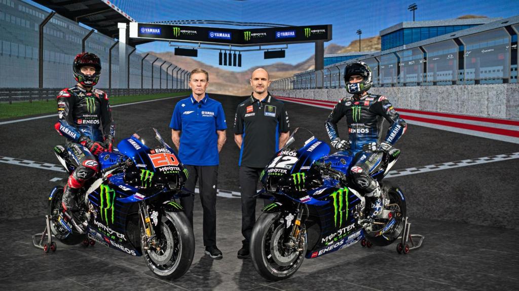 Fabio Quartararo y Maverick Viñales posan con la nueva YZR-M1 de 2021