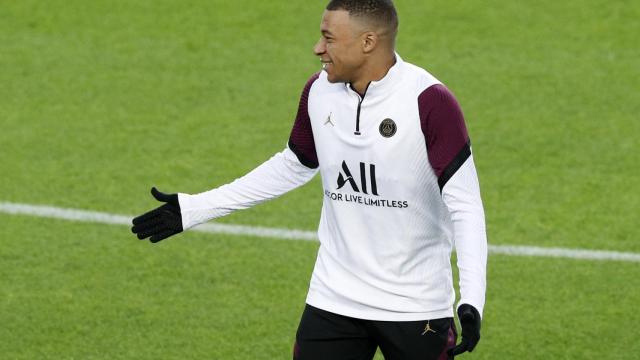 Kylian Mbappé, durante el entrenamiento del PSG en el Camp Nou