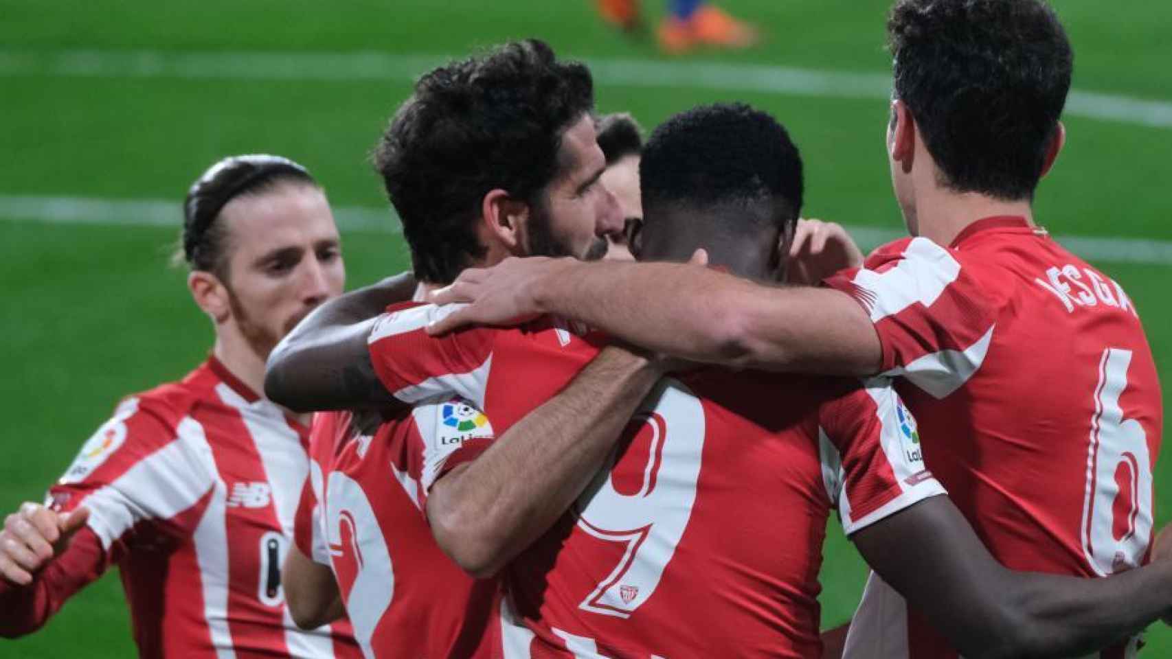 Piña de los jugadores del Athletic para celebrar el gol ante el Cádiz