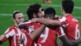 Piña de los jugadores del Athletic para celebrar el gol ante el Cádiz