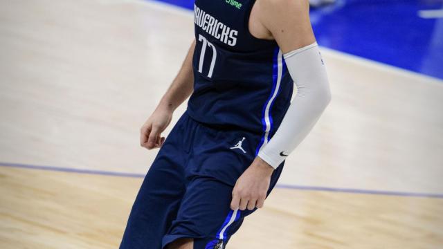 Luka Doncic se lamenta durante un partido de la NBA