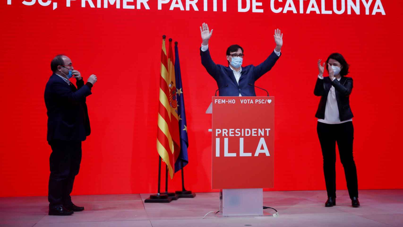 Salvador Illa con Miquel Iceta y Eva Grandos tras conocerse el resultado de las elecciones catalanas.