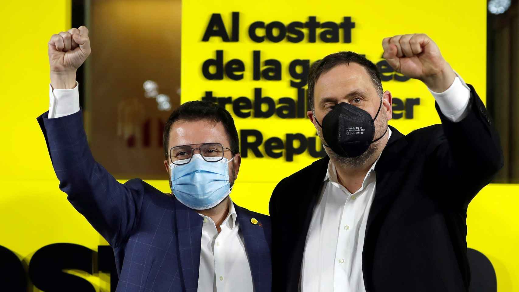 El candidato de ERC, Pere Aragonès, junto al líder del partido, Oriol Junqueras, en la noche del 14-F.