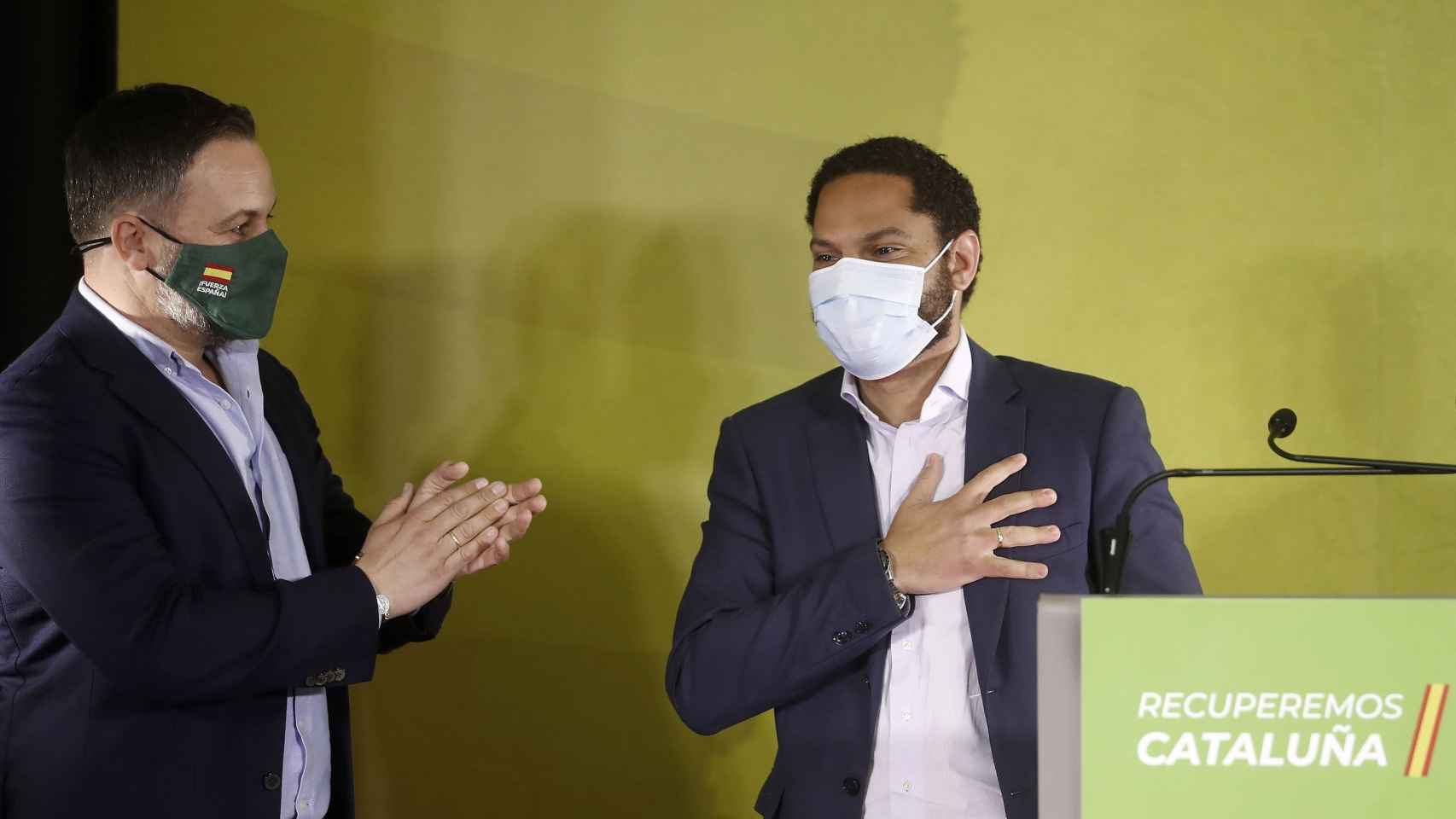 Santiago Abascal aplaude al candidato de Vox, Ignacio Garriga, en la noche del 14-F.