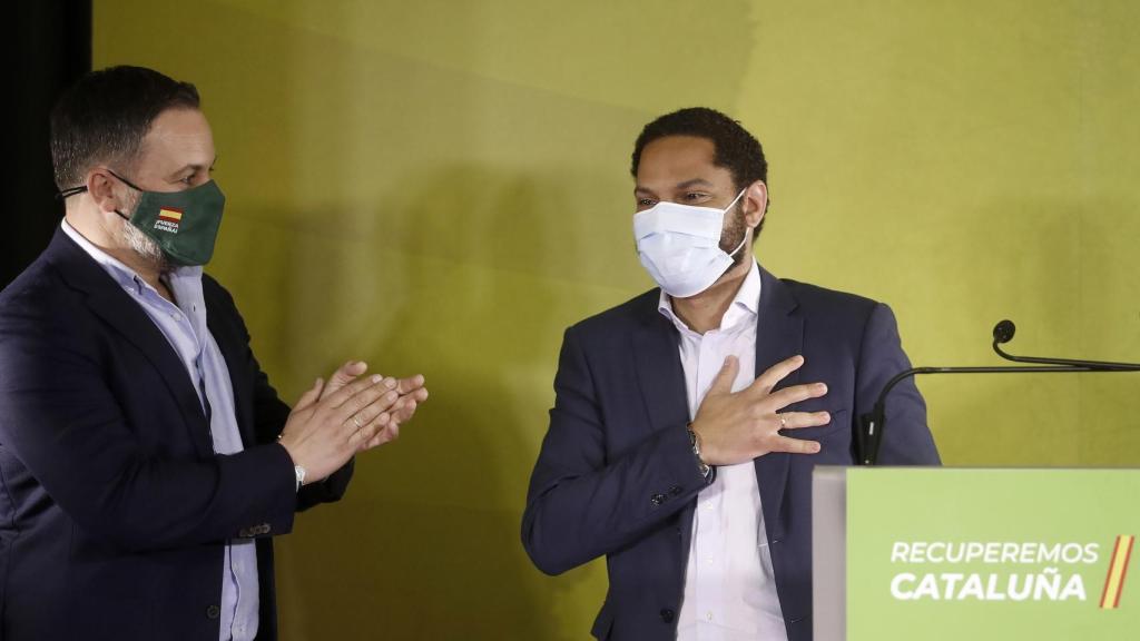 Santiago Abascal aplaude al candidato de Vox, Ignacio Garriga, en la noche del 14-F.