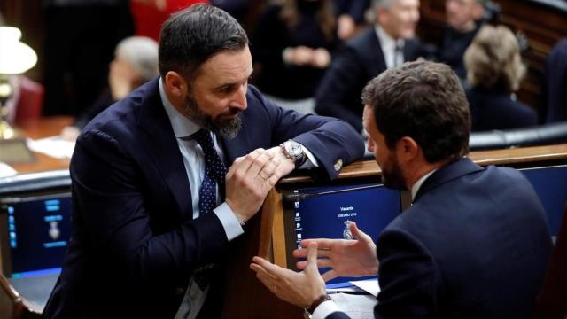 El presidente del PP, Pablo Casado, y el líder de Vox, Santiago Abascal, en el Congreso.