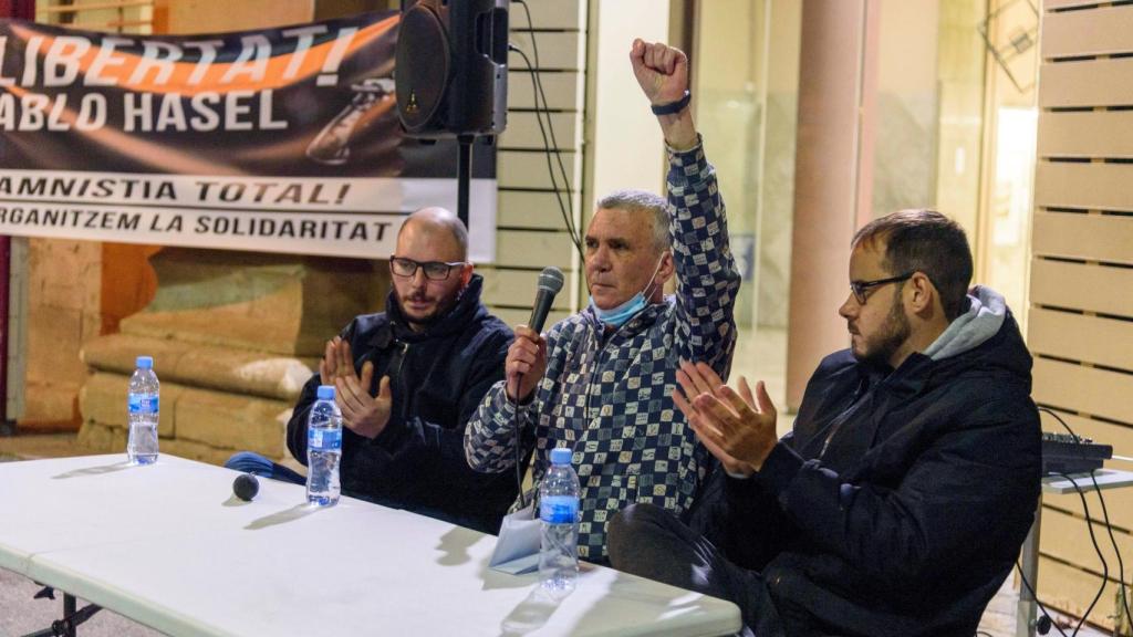 El rapero Pablo Hasel (d) participa junto a Adrià Sa (i) y Paco Cela (c) en un acto en los jardines Víctor Siurana de la Universidad de Lleida (UdL), el pasado miércoles.