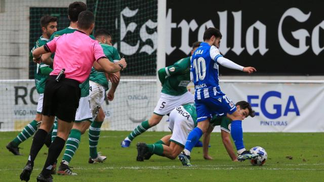 Lara durante un lance del partido ante el Coruxo.