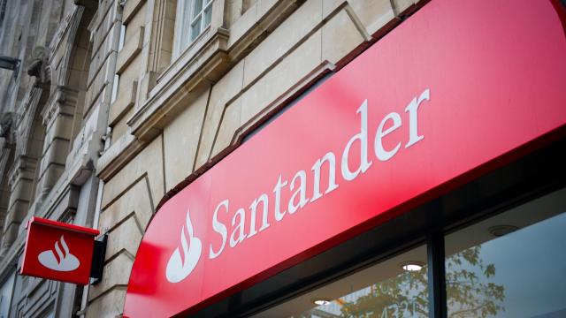 El letrero de una oficina del Banco Santander.