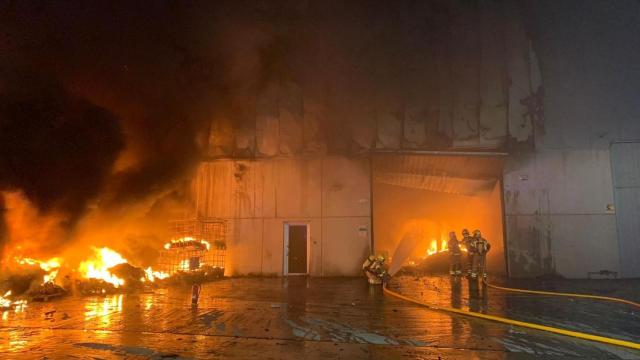 Incendio en una nave dedicada al reciclaje en el polígono de Vilar do Colo, en Cabanas (A Coruña)