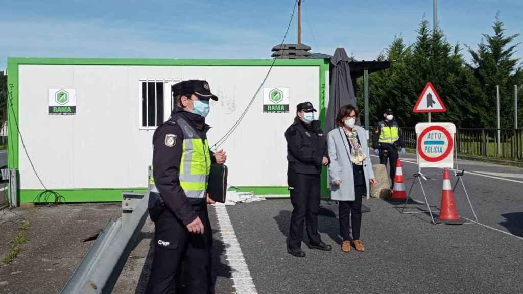 La subdelegada del Gobierno en Pontevedra, Maica Larriba, y la comisaria provincial, Estíbaliz Palma, visitan el puesto fronterizo de Tui en la A-55, vigilado por agentes de la Policía Nacional.