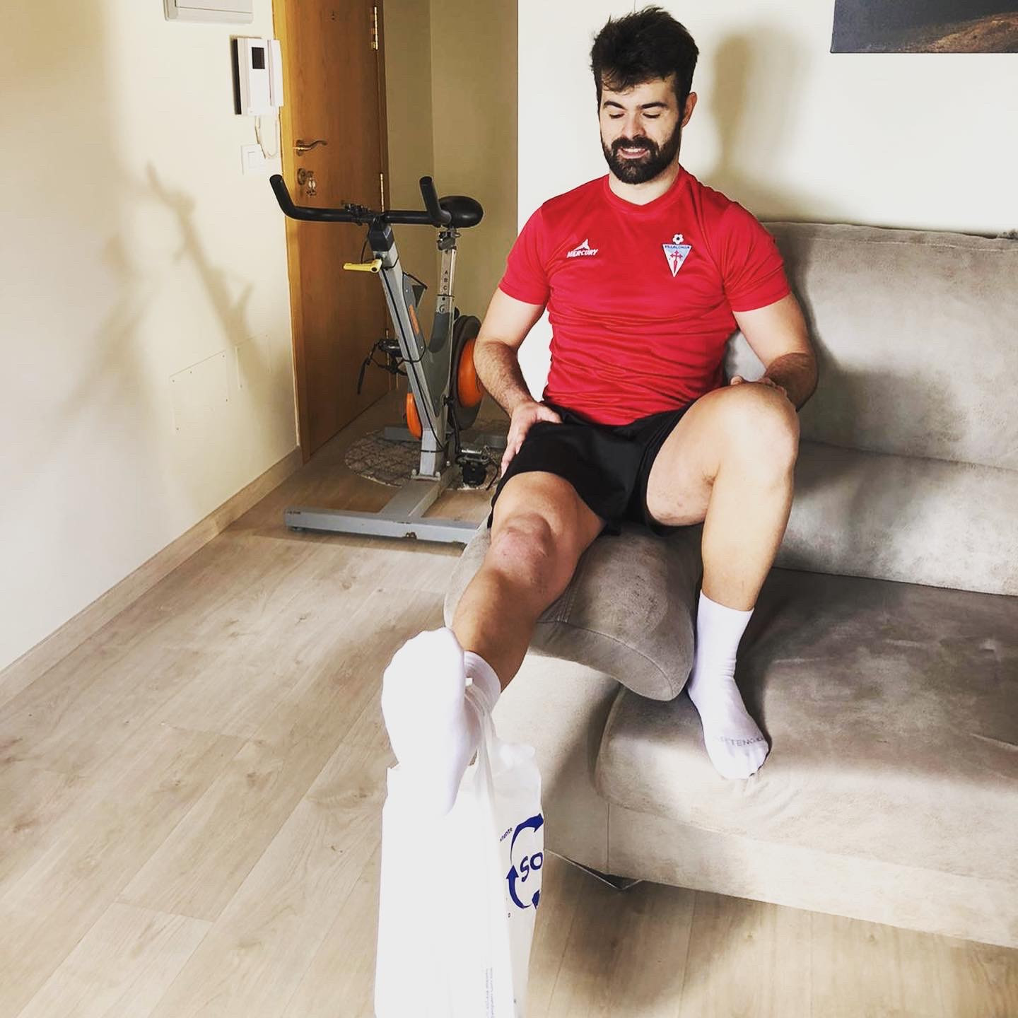 A Aaron lo operaron de una rotura en el ligamento cruzado el pasado marzo y comenzó su recuperación con ejercicios pautados por Totti para hacer en casa